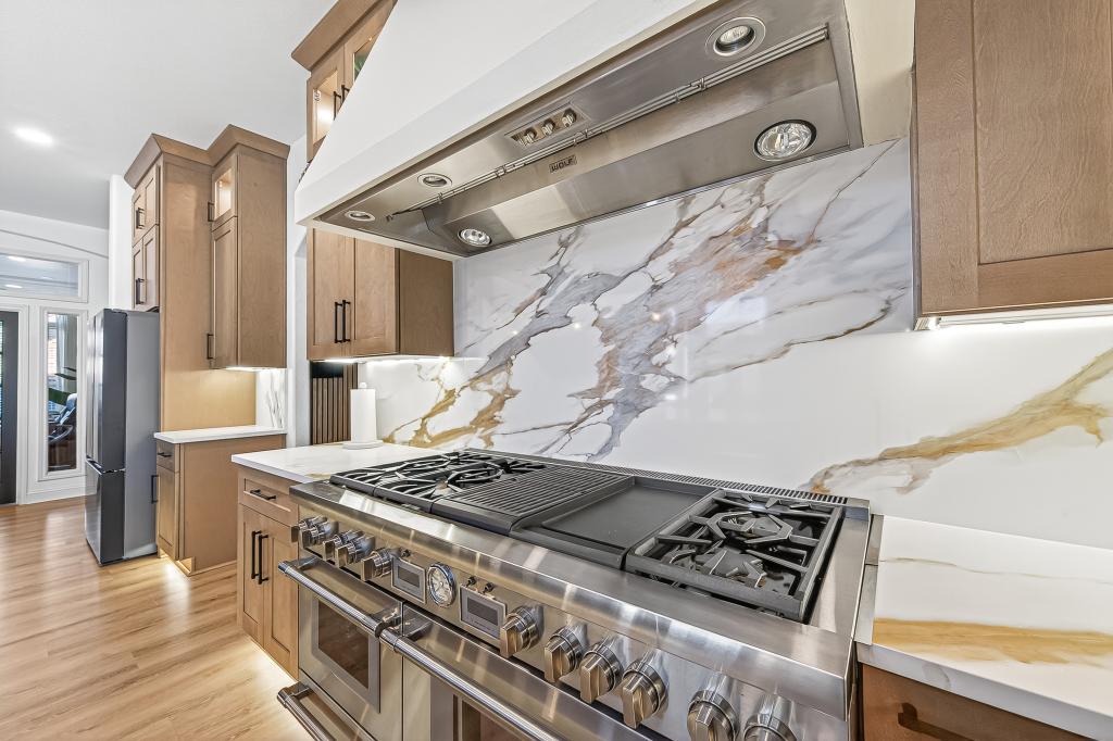 Modern kitchen with marble backsplash